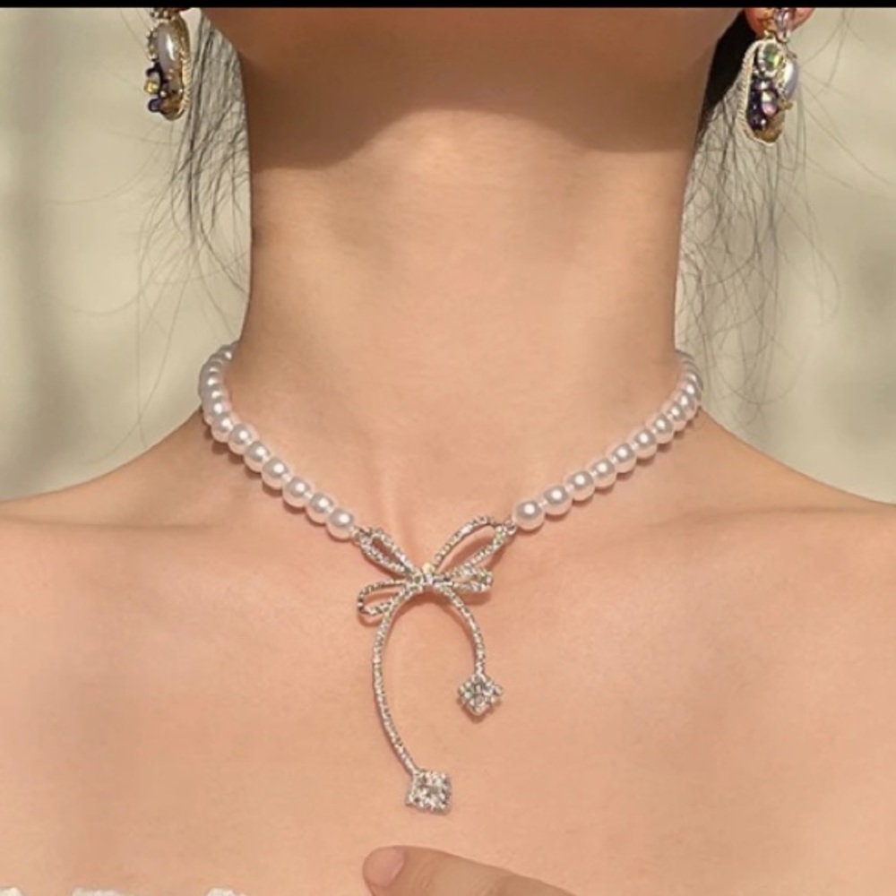 Gorgeous Elegant Rhinestone Pearl Bow Necklace Choker - Picture 3 of 3